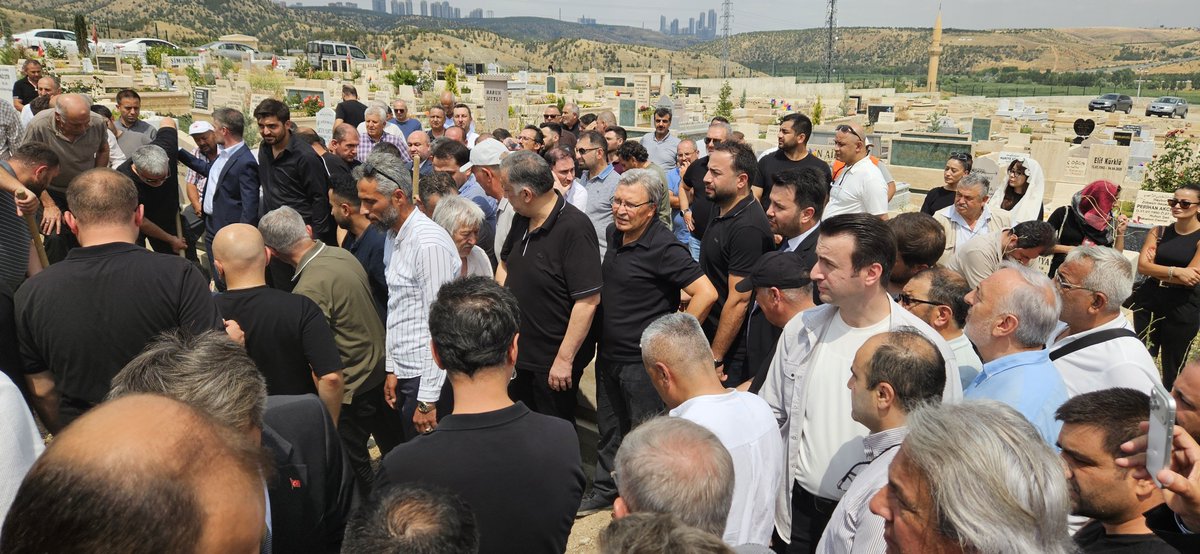 hasankaraltr's tweet photo. Bugün kıymetli dostum Feramuz Üstün'ün muhterem eşi Betül Üstün Hanımefendi'yi dualarla ebediyete uğurlayarak son vazifemizi yerine getirdik.

Rabbim merhumeye rahmetiyle muamele eylesin; mekânını cennet, makamını âli eylesin. 

Başta kıymetli dostum Feramuz Üstün olmak üzere ailesine ve tüm sevenlerine bir kez daha sabr-ı cemîl ihsan eylesin.

@feramuzustun