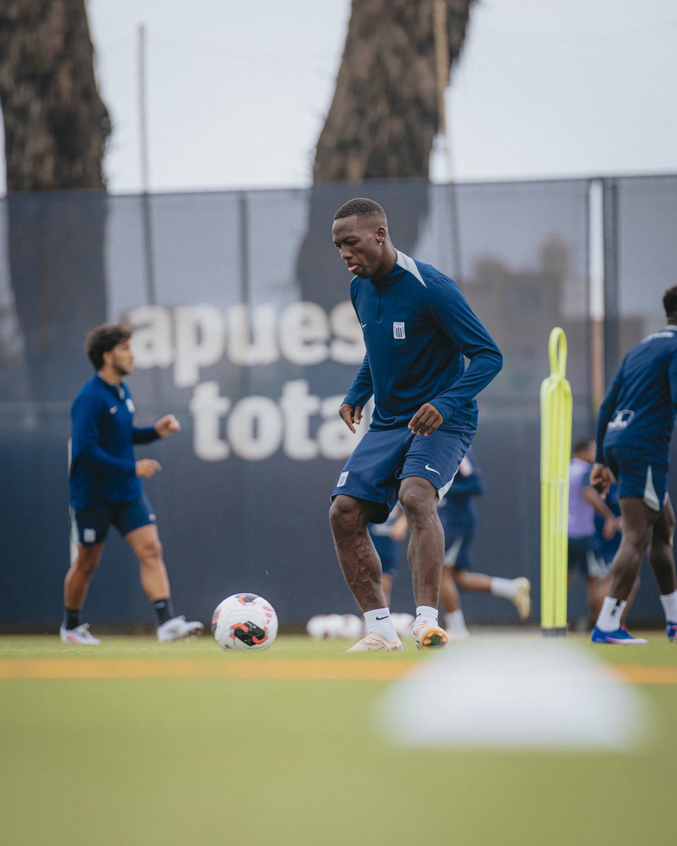 ClubALoficial's tweet photo. Seguimos entrenando con la misma 𝐜𝐨𝐧𝐯𝐢𝐜𝐜𝐢𝐨́𝐧 de siempre. 💪🏾🔥💙

#125AñosDeEternidad
#SeamosEternos https://t.co/yqDBTLtQZ4