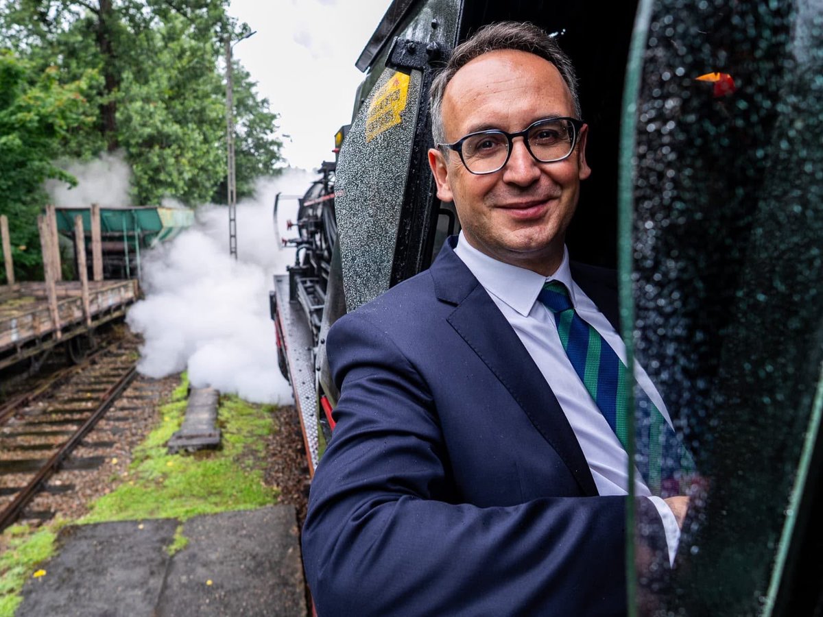 DariuszKlimczak's tweet photo. Gwizd parowozu to dźwięk, którego nie zastąpi żaden nowoczesny silnik🚂 Pozdrowienia z Chabówki w pięknej Małopolsce!🏔️ https://t.co/SboQjdMsF9