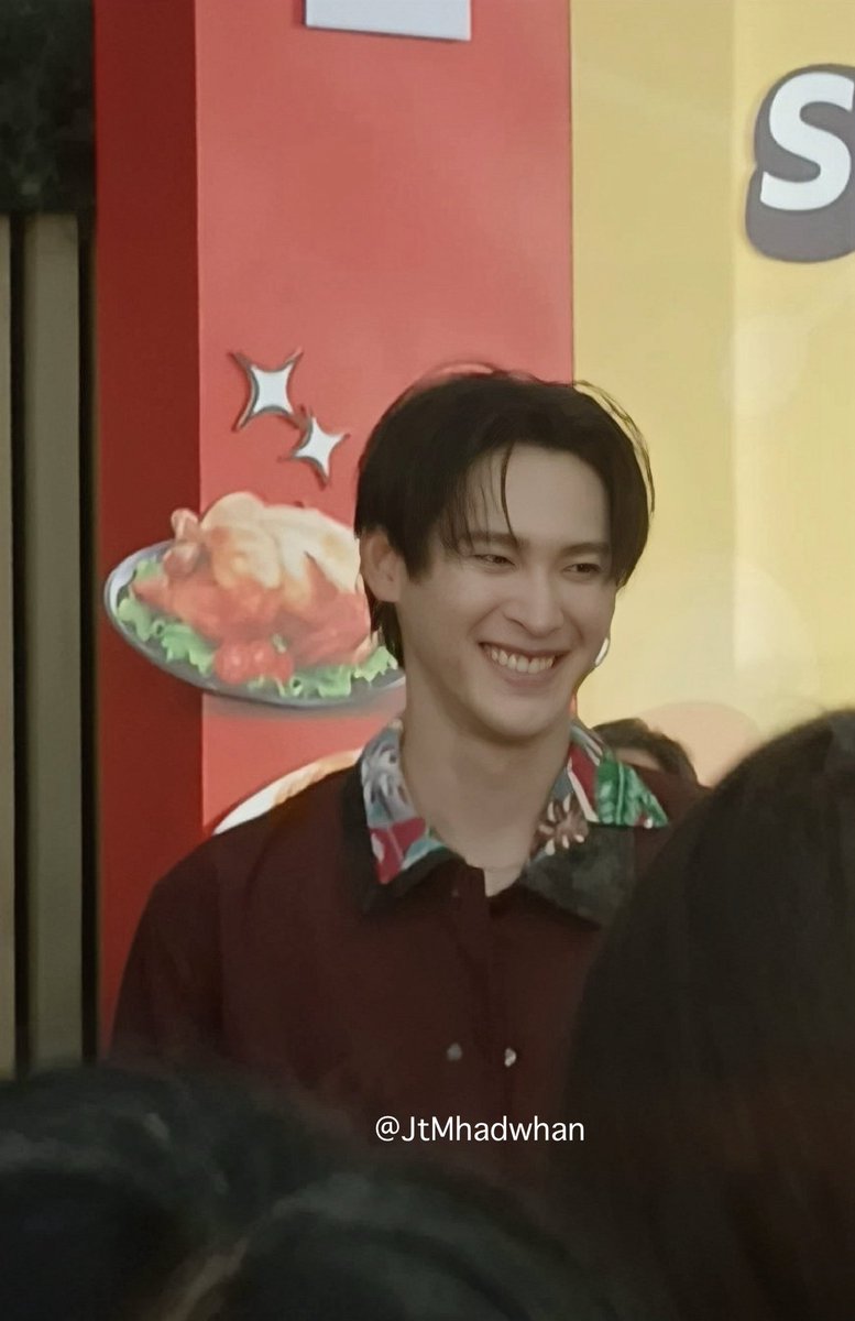 JtMhadwhan's tweet photo. ถึงภาพจะเบลอแต่ความหล่อเธอชัดเจน😎
(สุดความพยายามสุดแขนซูมแล้วซูมอีก)

JAEWZAAPFUR WITH KAO 

#เก้าxแจ๋วแซ่บเฟ่อร์
#number_9th https://t.co/BPRFydFibv