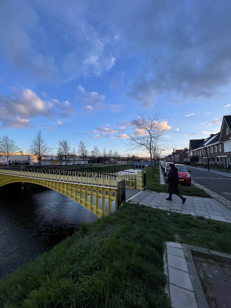 trainlagged's tweet photo. funfact : les ponts des billets d’euro actuels sont tous inventés (pour pas « mettre en avant » 6 nations sur 28 en choisissant leurs ponts) et un architecte les a ensuite tous construits sur le même canal à Spijkenisse 

et oui j’y suis déjà allé #sidequest https://t.co/xsWVqVdtEF