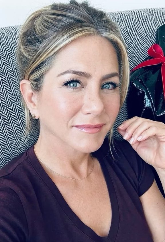 Jenaniston180y's tweet photo. A real relationship isn’t about being perfect it’s about choosing each other, even on the hard days. ❤️
#jenniferaniston #hollywood https://t.co/PssdHUSwBA