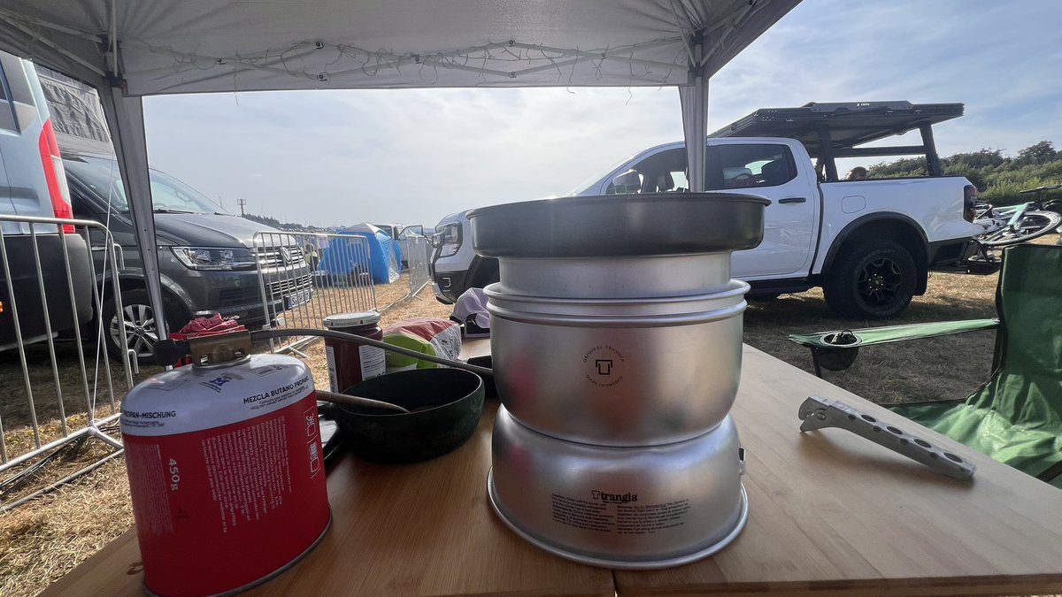 AktienTraum's tweet photo. Das Zelt steht und es wird gekocht 😎 #radamring https://t.co/9R8U1TaZtX
