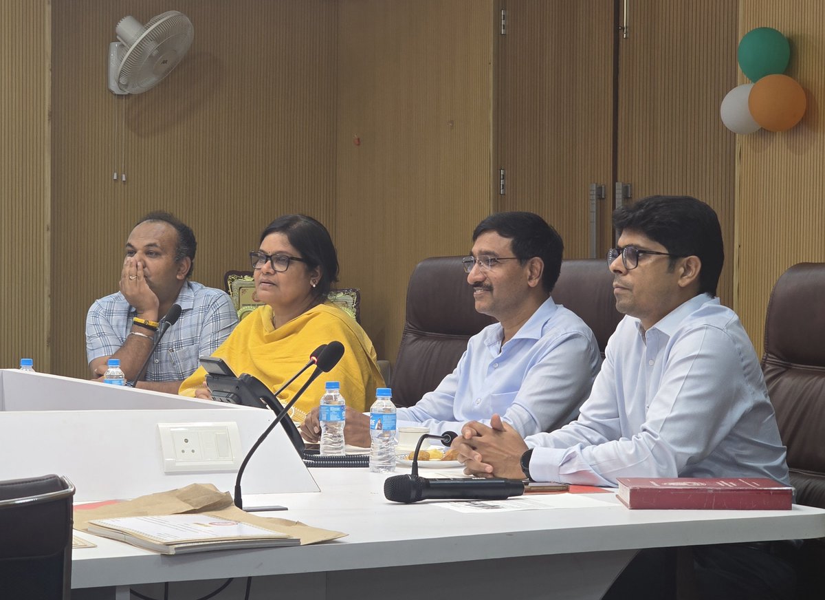 drm_lko's tweet photo. उत्तर रेलवे, लखनऊ मंडल के परिचालन विभाग द्वारा परिचालन कर्मचारियों के लिए पहली बार सामान्य एवं सहायक नियम (G&SR) प्रश्नोत्तरी (Quiz) प्रतियोगिता का आयोजन किया गया।
इस पहल की परिकल्पना वरिष्ठ मंडल परिचालन प्रबंधक श्री रजनीश श्रीवास्तव द्वारा की गई, 
प्रश्नोत्तरी प्रतियोगिता के माध्यम से कर्मचारियों में स्वस्थ प्रतिस्पर्धा की भावना विकसित हुई तथा निरंतर सीखने की प्रवृत्ति एवं संरक्षा संस्कृति को और अधिक सुदृढ़ करने का अवसर मिला। प्रतियोगिता में यातायात निरीक्षक, लखनऊ-द्वितीय की टीम ने उत्कृष्ट प्रदर्शन करते हुए प्रथम स्थान प्राप्त किया, जबकि यातायात निरीक्षक, सुल्तानपुर-द्वितीय की टीम उपविजेता (रनर-अप) रही।
