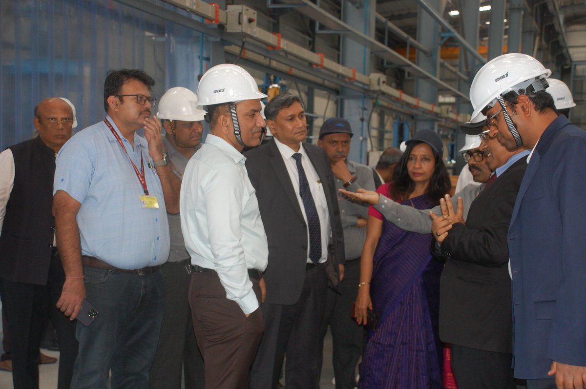DefProdnIndia's tweet photo. Secretary (Defence Production) Shri Sanjeev Kumar, along with Joint Secretary (Land Systems) Dr. Garima Bhagat, visited the Rail Complex of #BEML in Bengaluru today to review the Company's advanced manufacturing capabilities and the progress of key strategic projects.

The senior officials from DDP reviewed BEML's state-of-the-art manufacturing facilities, including the #VandeBharat Sleeper, Metro rolling stock and high-speed trainset production lines. At the ADITYA Plant, they assessed the progress of India's first high-speed trainset manufacturing programme, where key milestones and technological capabilities were presented by BEML.

#AatmanirbharBharat #DefenceProduction #MakeInIndia