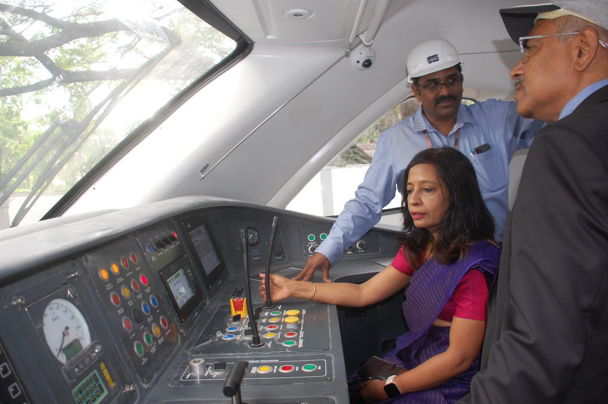 DefProdnIndia's tweet photo. Secretary (Defence Production) Shri Sanjeev Kumar, along with Joint Secretary (Land Systems) Dr. Garima Bhagat, visited the Rail Complex of #BEML in Bengaluru today to review the Company's advanced manufacturing capabilities and the progress of key strategic projects.

The senior officials from DDP reviewed BEML's state-of-the-art manufacturing facilities, including the #VandeBharat Sleeper, Metro rolling stock and high-speed trainset production lines. At the ADITYA Plant, they assessed the progress of India's first high-speed trainset manufacturing programme, where key milestones and technological capabilities were presented by BEML.

#AatmanirbharBharat #DefenceProduction #MakeInIndia