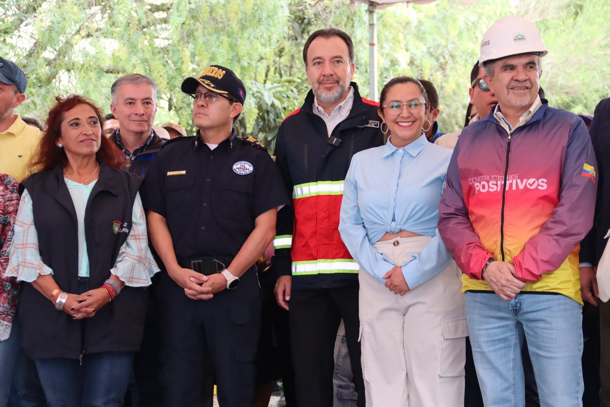 DianaCruzUIO's tweet photo. Hoy acompañé al alcalde, @pabelml, en la entrega de gabinetes contraincendios forestales, vehículos de primera respuesta y herramientas para la comunidad del cerro Casitagua.

Proteger nuestros bosques también es cuidar a las familias. Con organización, prevención y trabajo conjunto fortalecemos la respuesta comunitaria para preservar la ciudad más linda del mundo frente a los incendios forestales.

Con conciencia ambiental, #QuitoRenace