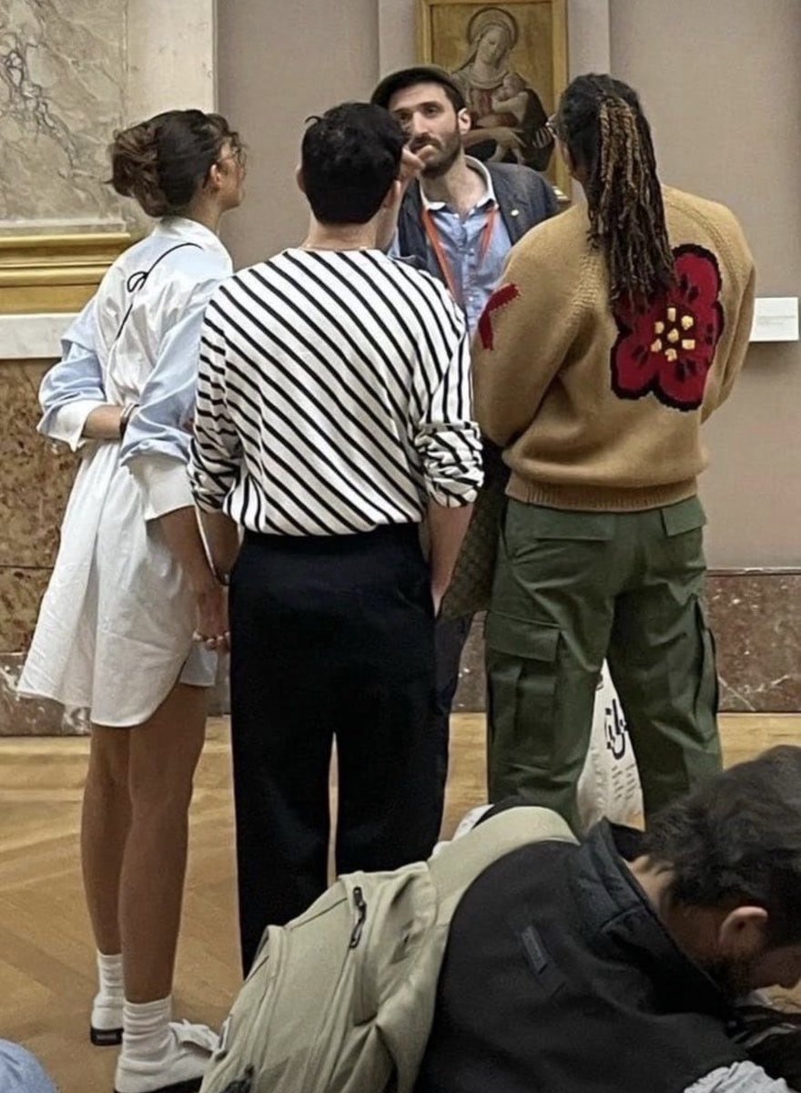 Indie5051's tweet photo. Tom Holland y Zendaya en el Museo del Louvre. https://t.co/ITBVzhUB6w