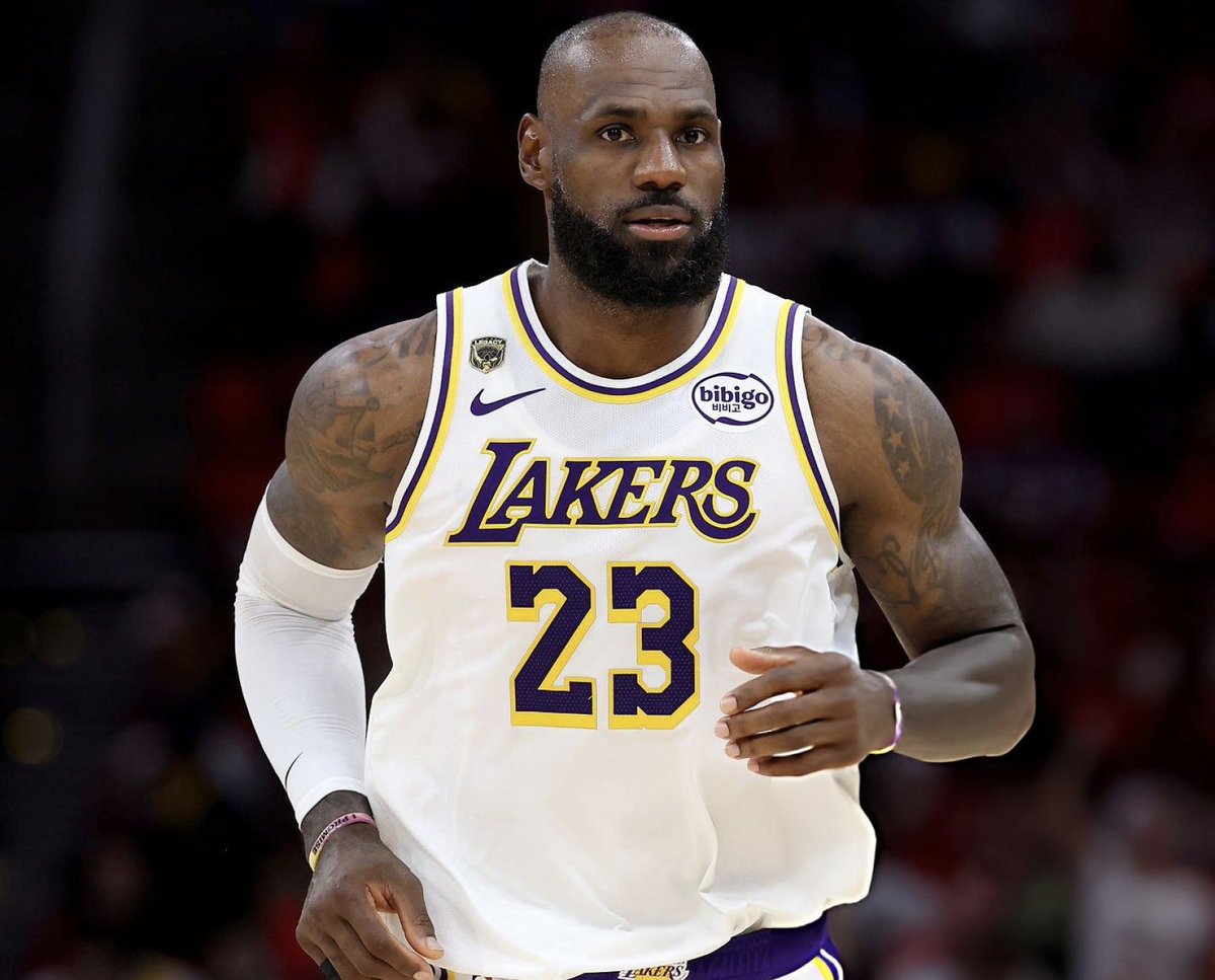 averysnbatakes's tweet photo. LeBron James to the Sixers! 

It’s all going to depend on health obviously but if the Sixers are healthy, that starting lineup is LOADED 😳 https://t.co/zkiVuihpmx