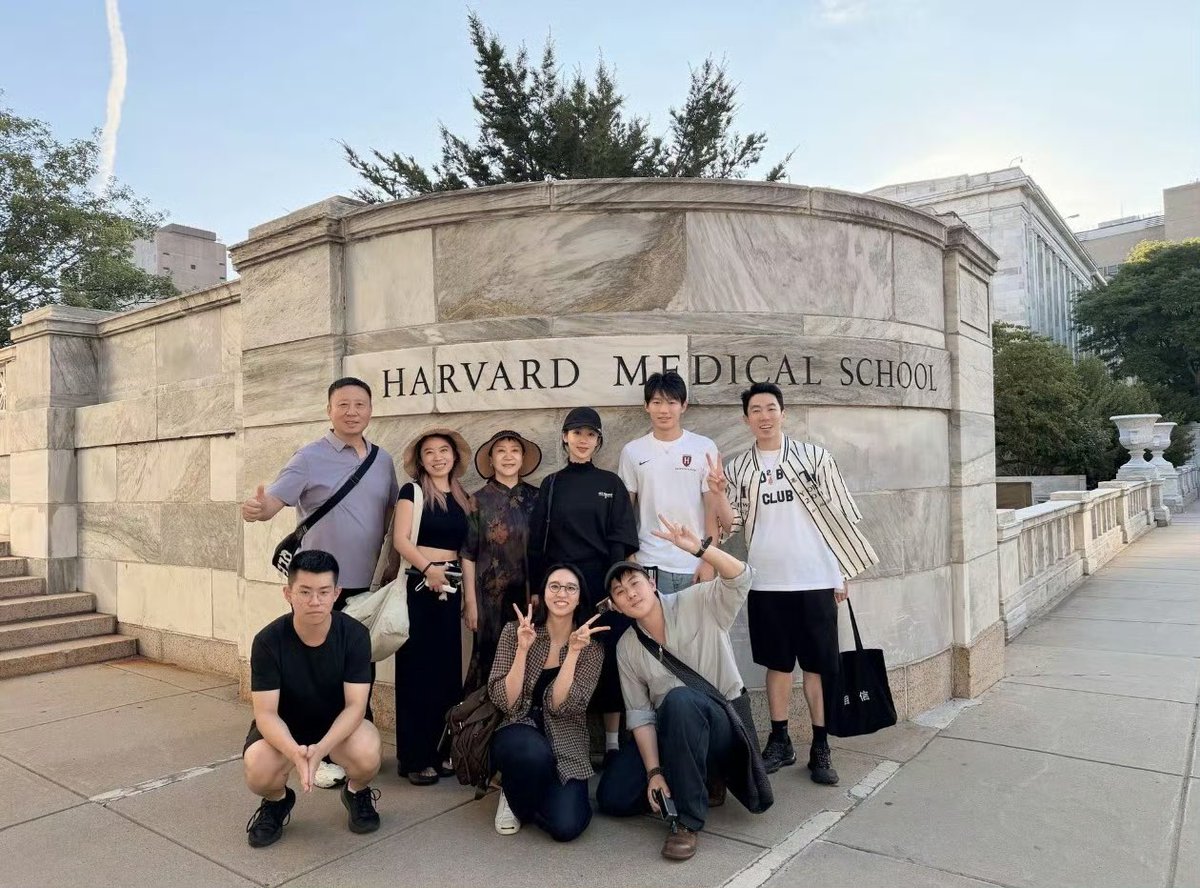 Yz1106Aoao's tweet photo. 📸 Photos of #YangZi with her parents and team in New York https://t.co/Kd2qzeN0K5