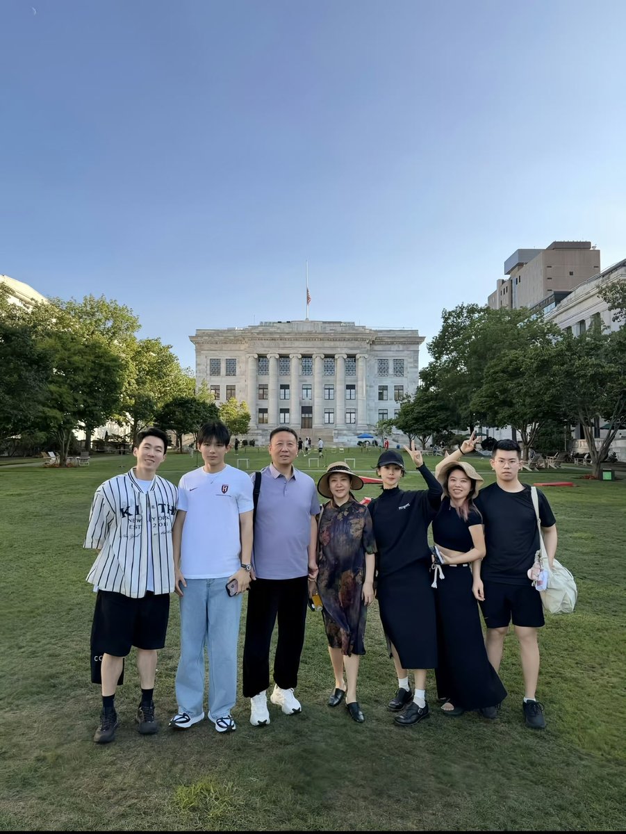 Yz1106Aoao's tweet photo. 📸 Photos of #YangZi with her parents and team in New York https://t.co/Kd2qzeN0K5