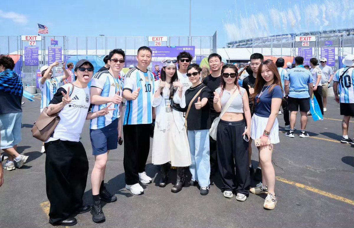 Yz1106Aoao's tweet photo. 📸 Photos of #YangZi with her parents and team in New York https://t.co/Kd2qzeN0K5