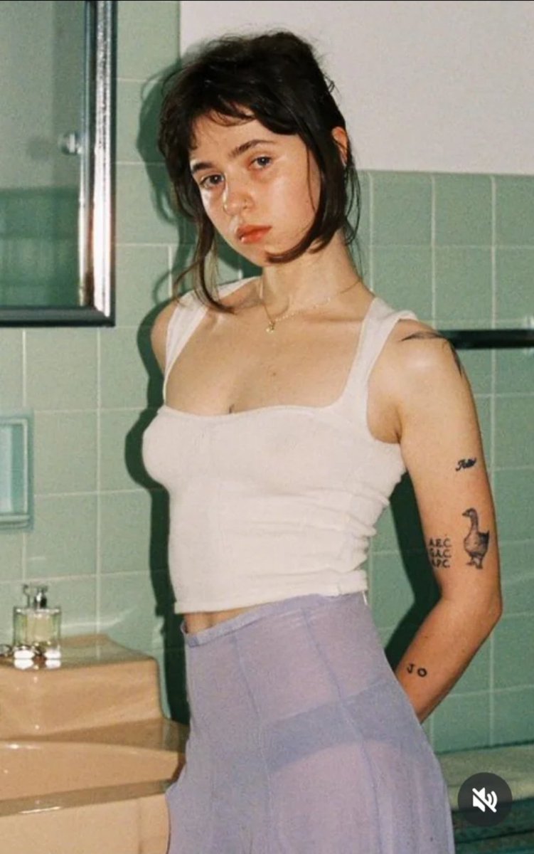PulpFan2000's tweet photo. Clairo just takes your breath away https://t.co/p0AyO0DgMP