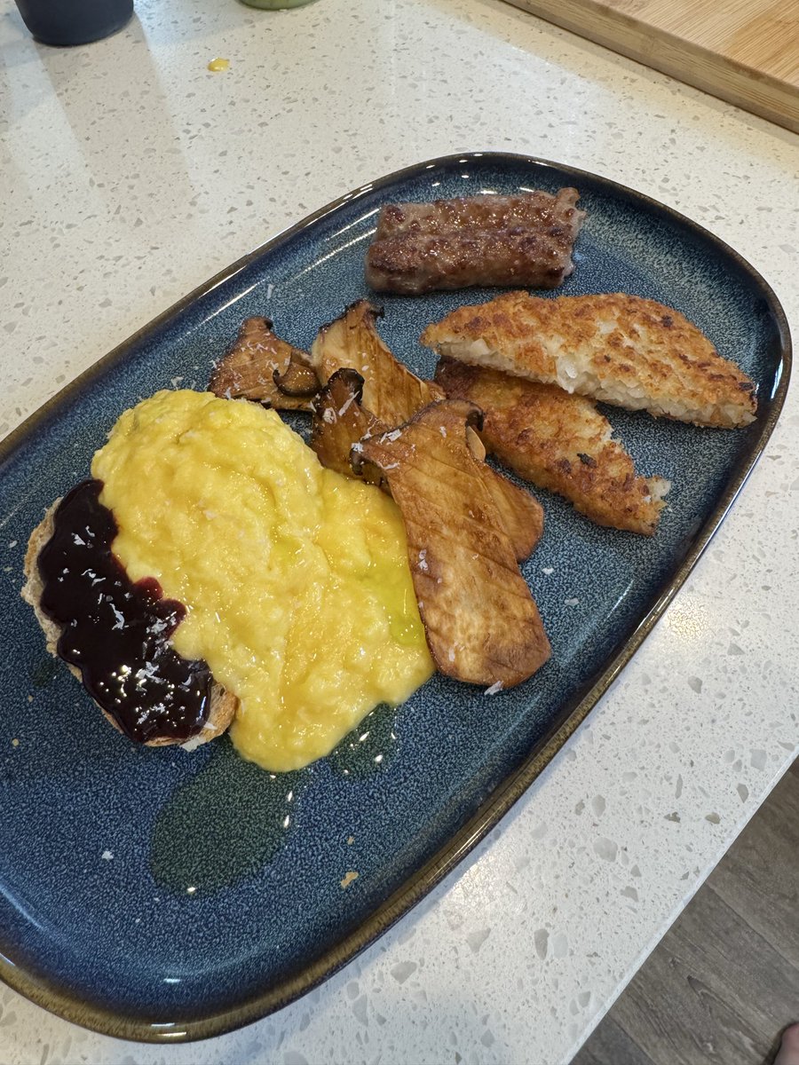 MonsoonGG's tweet photo. Went berry picking, made a bunch of local black berry &amp; mulberry jams / syrup, made some scallion oil and some fresh bread. 

I missed cooking, glad to be back! https://t.co/XiOXp4oJnx