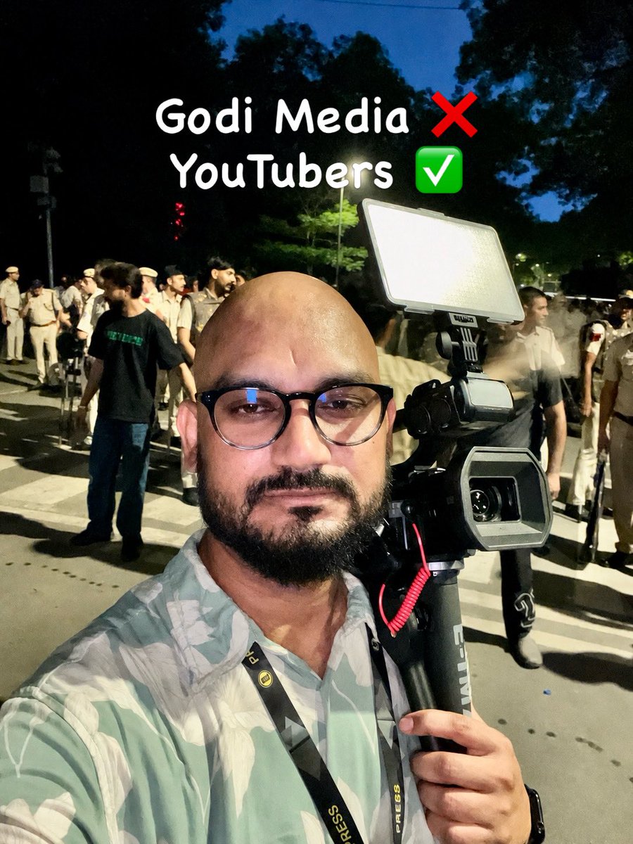 Sumitchauhaan's tweet photo. गोदी मीडिया के दलालों को देखते ही प्रदर्शनकारी दौड़ाने लगते हैं लेकिन इंडिपेंडेंट जर्नलिस्ट को जंतर मंत��� पर कोई खतरा नहीं। क्या सुधीर चौधरी, रूबिका लियाकत, अंजना ओम कश्यप कैसे कथित बड़े पत्रकार यहाँ आने की हिम्मत कर सकते हैं? https://t.co/Ot21zBXO7b