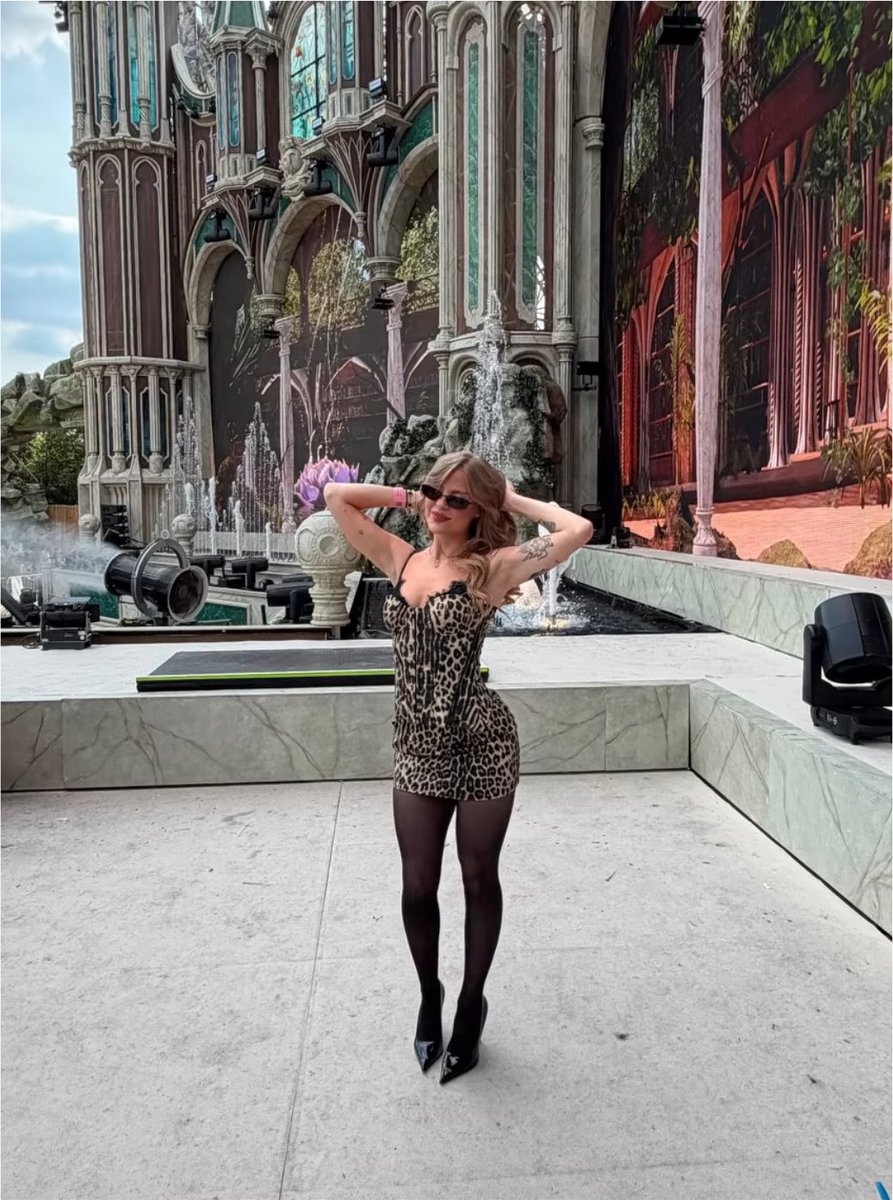 UpdateLuisa's tweet photo. Luísa Sonza na Tomorrowland Bélgica. https://t.co/gcS1E1Ffyc