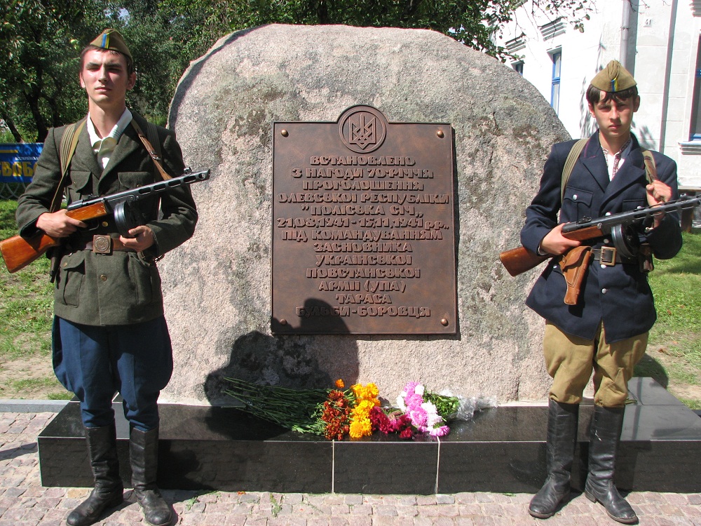 co2stop56889's tweet photo. @Didko_Brydko Зеленський міг би змінити назву на «імені Героїв УПА Тараса Бульби-Боровця». 
Ставити в один стрій «героїв УПА» генерала Боровця з тоталітарним геноцидником Шухевичем, який тортурами замучив до смерті його дружину, це патологія UA еліт, незбагненна в ЄС.
https://t.co/ypWSAN5KsS https://t.co/viqivcs6L0