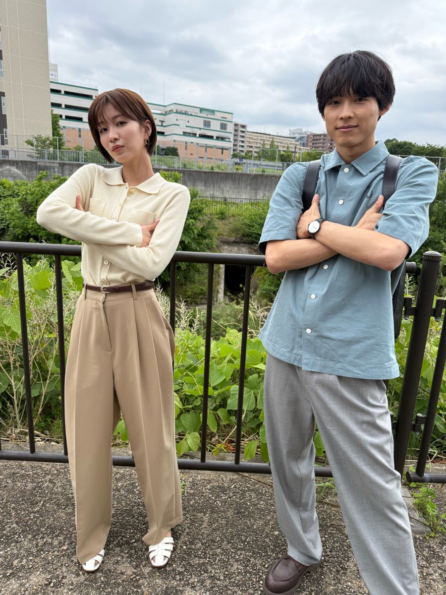 kokuhaku_ntv's tweet photo. 今夜𝟗時放送◾️𝐨𝐟𝐟 𝐬𝐡𝐨𝐭◾️

オフショット撮影をお願いしたら
ラッパーのポーズをするお2人

——野瀬家での誕生日会の帰り、
麻里子（岡崎紗絵）は自分の誕生日に
毎年必ず実家に帰る理由を
爽太（松村北斗）に打ち明けて…

#土ドラ告白 https://t.co/GF2GAzZ8jd