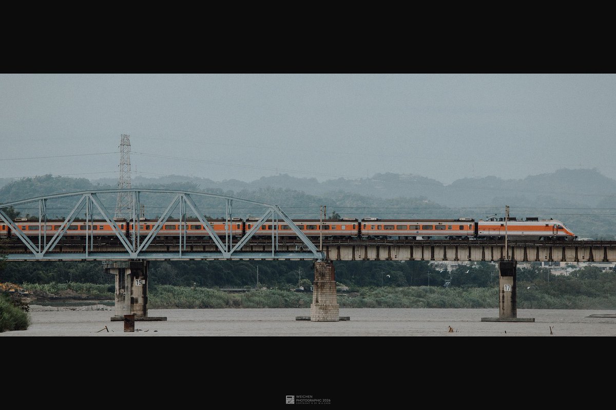 weichen_kh's tweet photo. 即將越過 #下淡水溪，進到南國屏東的豬豬。
-
Pig-Pig LTD EXP no.123 / E1061-E1056

20260713
#PingtungLine Jioucyutang = Lioukuaicuo #屏東線 九曲堂＝ 六塊厝
#Dashu District, #Kaohsiung City #高雄 市 #大樹 區
-
#TaiwanRailway #E1000 #PP #PP豬 #台鐵 https://t.co/VKmtG7oBEg