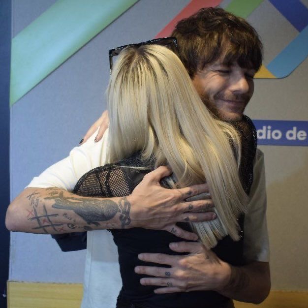 MsStylesTommo's tweet photo. I just want to say thank you to @Louis_Tomlinson for sharing 16 years of One Direction with us yesterday and making us all feel like this 👇

We collectively needed a Louis hug and he delivered! 💙💙💙

#AlwaysOnYourSideLouis #ProudOfLouis #16YearsOfOneDirecrion https://t.co/kUMgiqpp6R