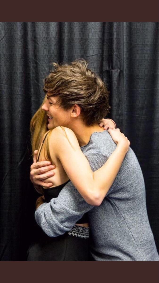 MsStylesTommo's tweet photo. I just want to say thank you to @Louis_Tomlinson for sharing 16 years of One Direction with us yesterday and making us all feel like this 👇

We collectively needed a Louis hug and he delivered! 💙💙💙

#AlwaysOnYourSideLouis #ProudOfLouis #16YearsOfOneDirecrion https://t.co/kUMgiqpp6R