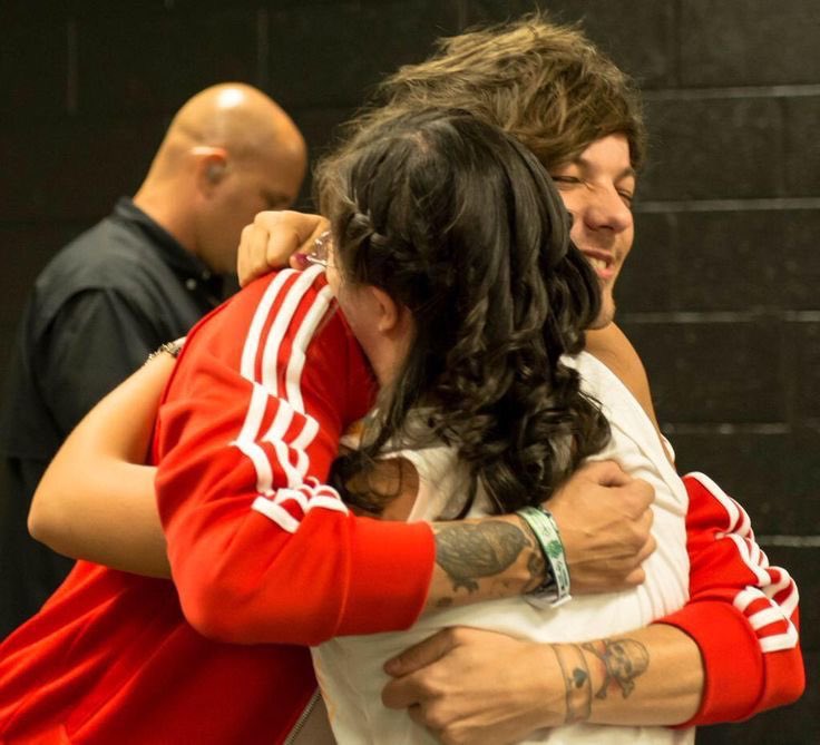 MsStylesTommo's tweet photo. I just want to say thank you to @Louis_Tomlinson for sharing 16 years of One Direction with us yesterday and making us all feel like this 👇

We collectively needed a Louis hug and he delivered! 💙💙💙

#AlwaysOnYourSideLouis #ProudOfLouis #16YearsOfOneDirecrion https://t.co/kUMgiqpp6R