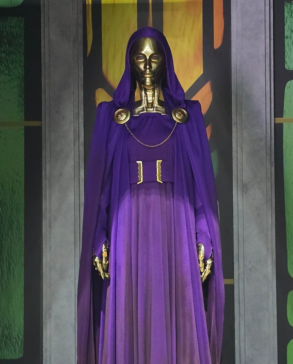 SiteJamesons's tweet photo. É O COVEN DO DR. DESTINO???

A Marvel divulgou hoje um terceiro design para a Bruxa Latveriana, personagens que, supostamente, estarão ajudando o Dr. Destino no próximo filme dos Vingadores.

A primeira vestia um manto verde. A segunda um amarelo. E essa terceira usa uma roupa roxa.

Pois bem, existem duas mulheres muito poderosas, usuárias de magia e que possuem a identidade visual roxa, no MCU

Clea, que fez a sua estreia na cena pós-crédito de Dr. Estranho: Multiverso da Loucura, justamente falando sobre as Incursões do Multiverso. E Agatha Harkness, que surgiu em WandaVision e recentemente ganhou uma série própria.

Qual delas estará apoiando Victor von Doom? Ou será que é outra personagem? 😳