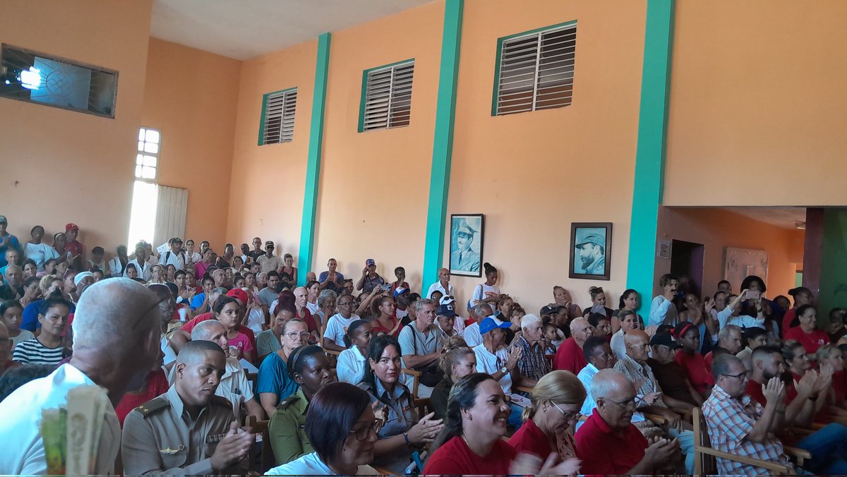 CardenasRi42722's tweet photo. "El Monacada nos enseñó a convertir los reveses en victorias". 
Los betancurenses presentes en el acto municipal en saludo al 26 de Julio.
#MiMoncadaEsMiPatria 
#MatancerosEnVictoria https://t.co/1DCI0RTQrK