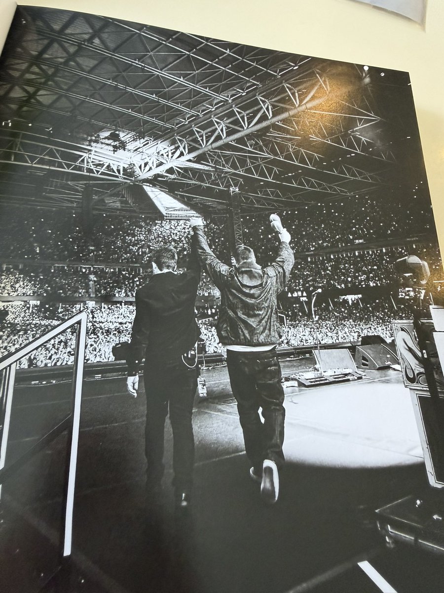 NeilML's tweet photo. Get in, just arrived @oasis @liamgallagher @NoelGallagher @scyhodotcom https://t.co/Amr5bNI5ym
