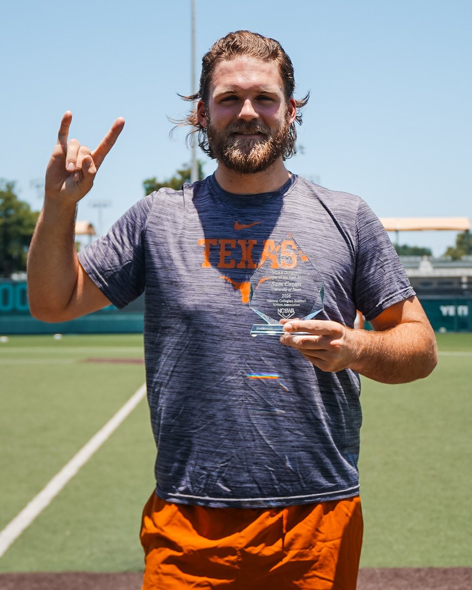 TexasBaseball's tweet photo. special delivery 🏆

#HookEm | @NCBWA https://t.co/c1srGZy0b1