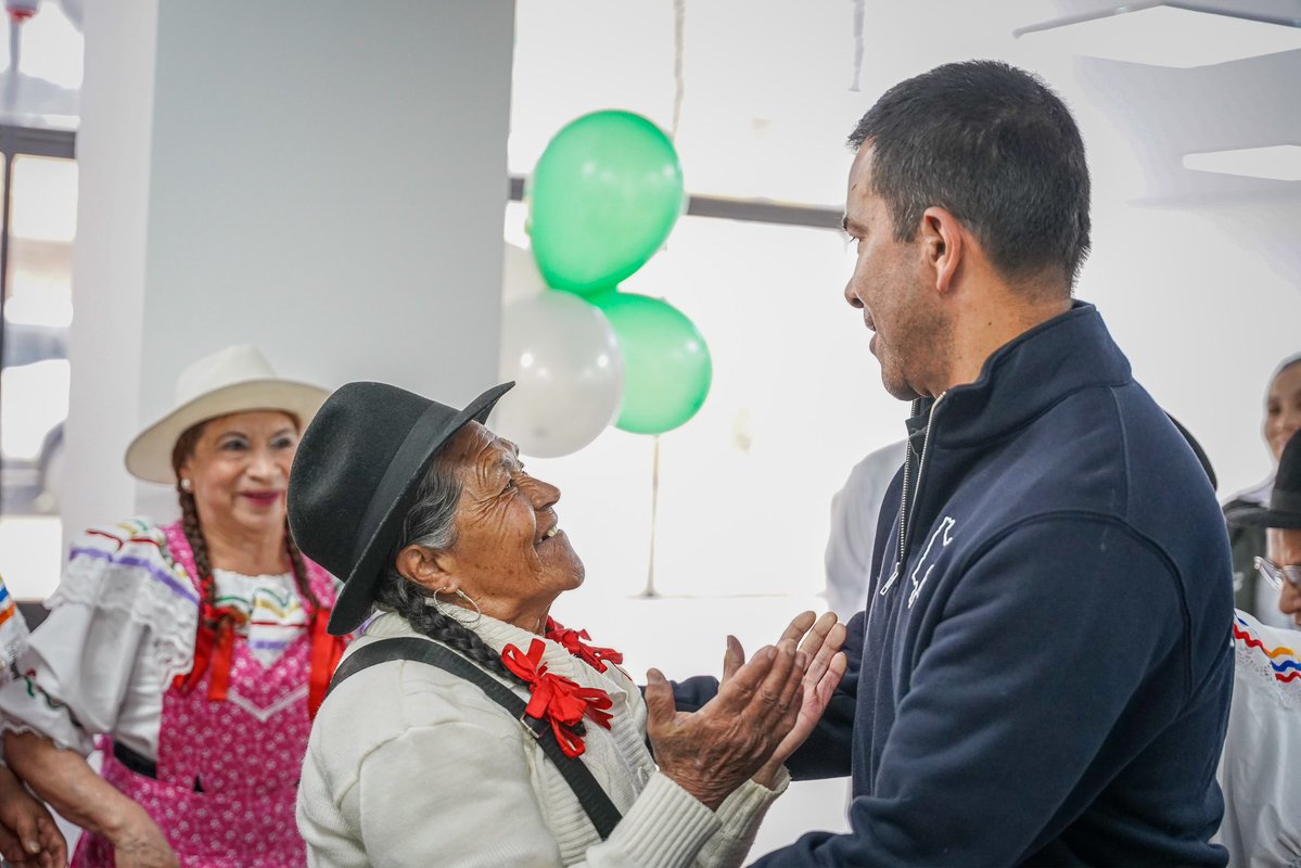 JorgeEmilioRey's tweet photo. A #Ubaté llegamos con buenas noticias: finalizamos la construcción del nuevo Centro Vida, un espacio diseñado para brindar atención integral a nuestros adultos mayores. Con una inversión cercana a los $3.000 millones y más de 1.200 m², beneficiará entre 400 y 500 personas con servicios de atención, recreación, cultura, deporte y bienestar. Lo mejor es que entrará en funcionamiento el próximo mes.

Este proyecto inició su construcción en 2022, pero requería una adición de recursos para culminar las obras. Desde la @CundinamarcaGob hicimos esa inversión para terminar la infraestructura y ponerla, por fin, al servicio de la comunidad.

Además, durante la visita, los adultos mayores y el alcalde nos solicitaron un bus para facilitar su desplazamiento hasta el Centro Vida. Ya estamos gestionando, junto con la Secretaría de lo Social y la Familia (@SocialCundi) los recursos para entregar este vehículo antes de finalizar el año y facilitar el transporte de los usuarios desde las zonas rurales y urbanas.

Gracias al alcalde Richard Bernal por el trabajo articulado que nos permitió sacar adelante este proyecto. Seguiremos fortaleciendo la infraestructura social para brindar una atención digna a nuestros adultos mayores.

#AndoCumpliendo con el bienestar de quienes tanto han aportado a Cundinamarca.