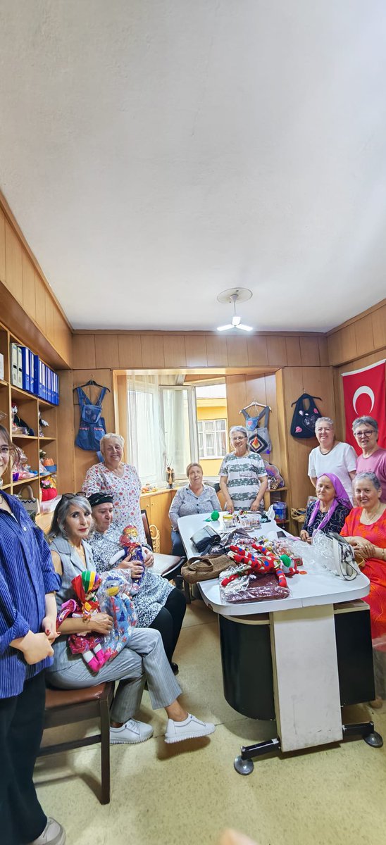 ZaferPartisi032's tweet photo. Isparta gönüllü annelerimiz ile buluştuk.El emeği ürünlerini inceledik ve her zaman için karşılıklı destek sözü verdik.
Yaptıkları ürünleri satarak ihtiyaç sahiplerine ulaştırıyorlar,bir kez daha minnettarız.
Zafer Partisi Isparta İl Başkanlığı
#anneler
#gönüllü https://t.co/lxn4vsnJ1C