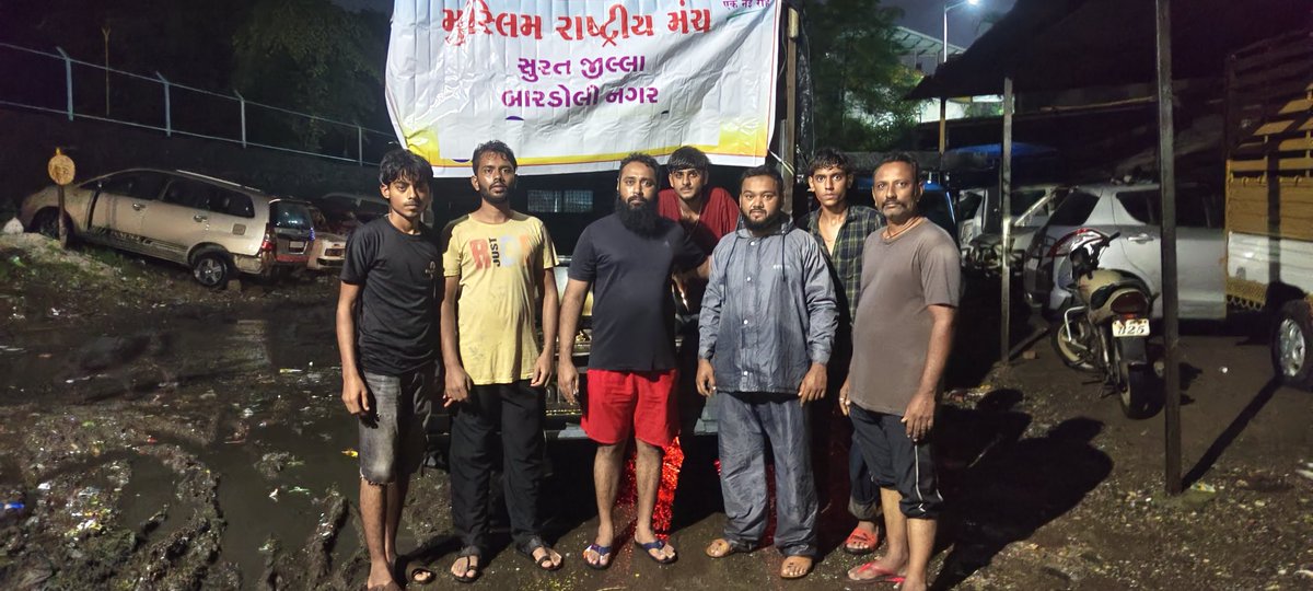 ASLAMPATEL852's tweet photo. 🇮🇳 भारी वर्षा से प्रभावित बारडोली में मुस्लिम राष्ट्रीय मंच, सूरत जिला की ओर से जरूरतमंद परिवारों तक शुद्ध एवं गरमा-गरम भोजन पहुँचाने का सेवा कार्य किया गया।

संकट की घड़ी में समाज के साथ खड़ा रहना ही सच्ची राष्ट्रसेवा है।

— Aslam Patel
MRM Surat District President

#AslamPatel https://t.co/T3dUOF1TIj