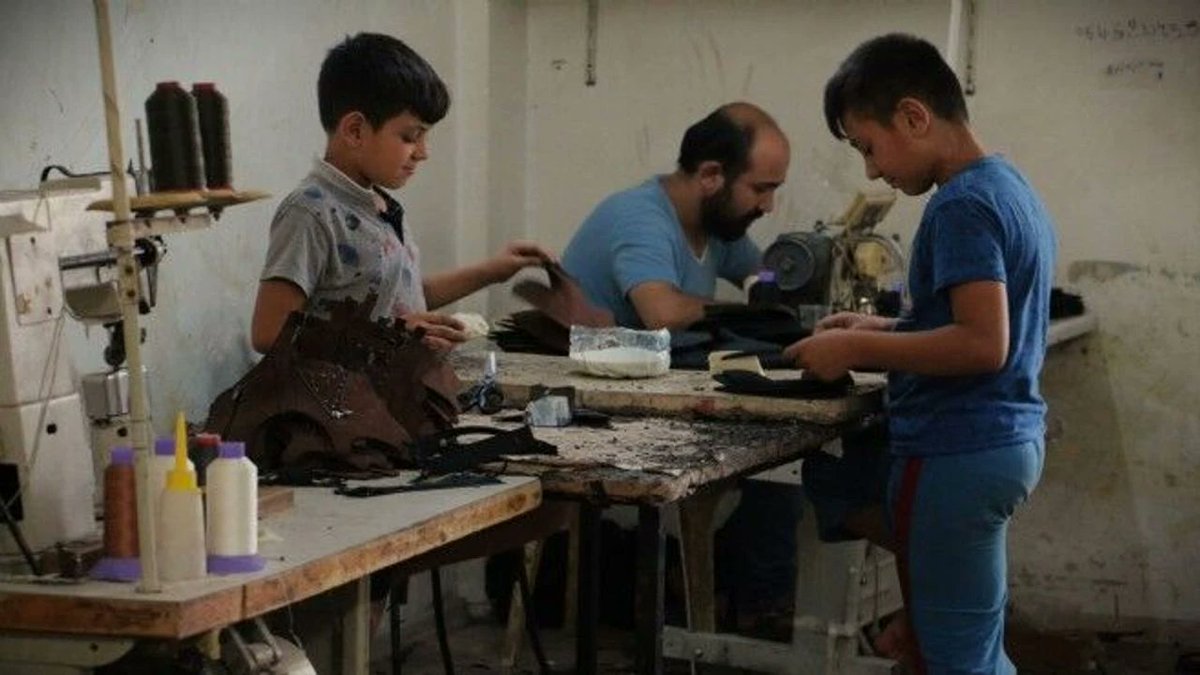 isigmeclisi's tweet photo. Basmane’de çocuk işçiliği gerçeği: Yaş 10'a düştü, haftalık 2 bin TL!
https://t.co/WaF8FSXCwK https://t.co/bZE9PejUvr