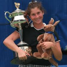 Racket_Report's tweet photo. 5/5 — The biggest “what if?”
In 1996, Seles proved the magic was still there.
She won the Australian Open — her 9th Grand Slam.
But she never returned to the dominance she had before 1993.
So tennis’ impossible question remains:
How many Slams would Monica Seles have won? https://t.co/0CzYV8ptV4