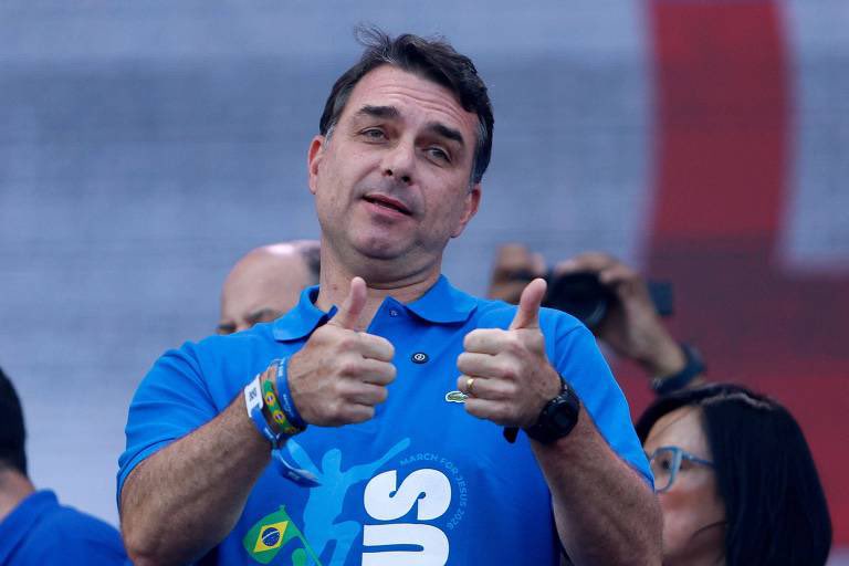 Delateinews's tweet photo. ⚠️AGORA: Milei desembarca hoje em São Paulo para participar da convenção do PL que lançará a pré-candidatura de Flávio Bolsonaro https://t.co/EqXWYQJied