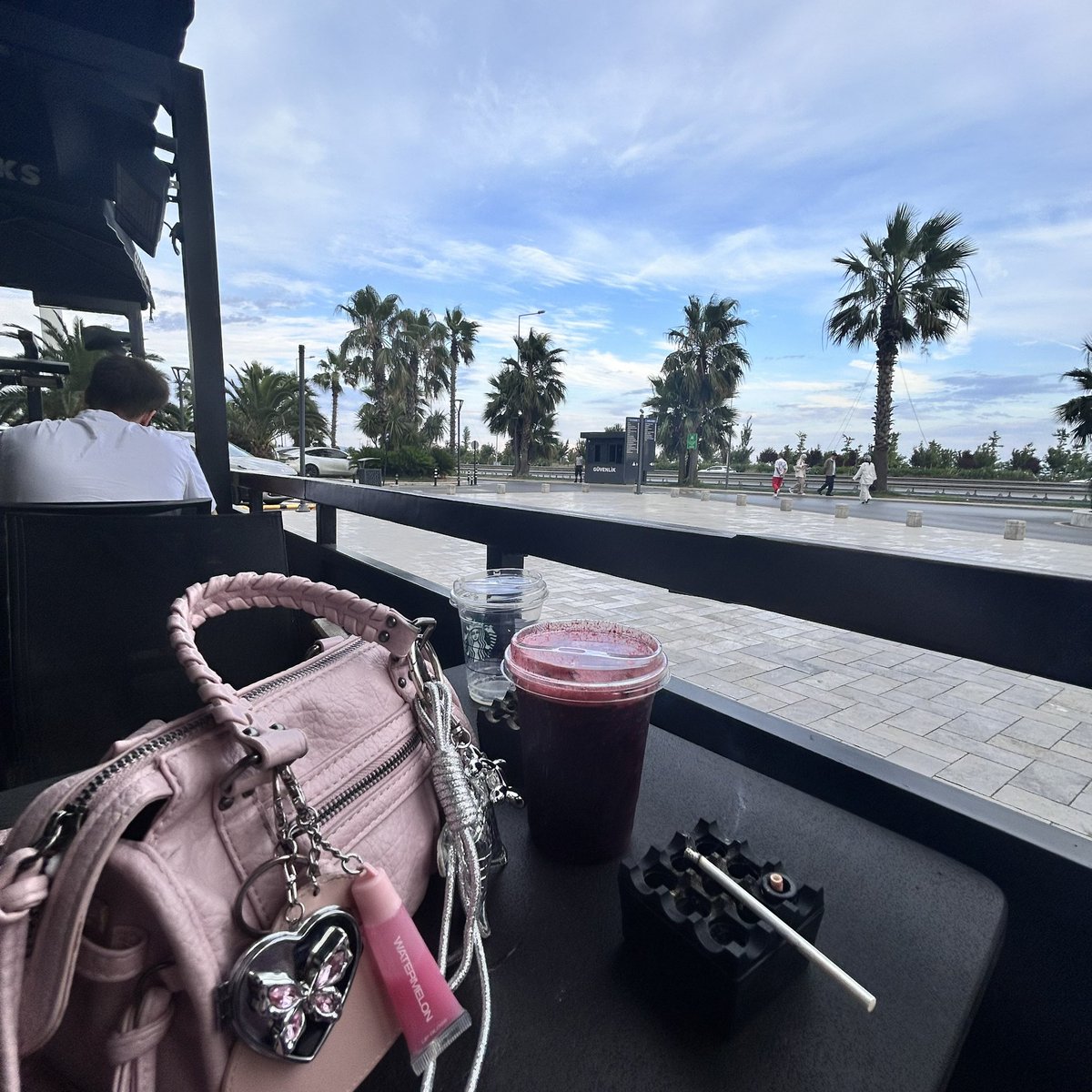 hypnoticVanilli's tweet photo. tek basina date diyince de bu kiz https://t.co/gaSU3lLzeJ
