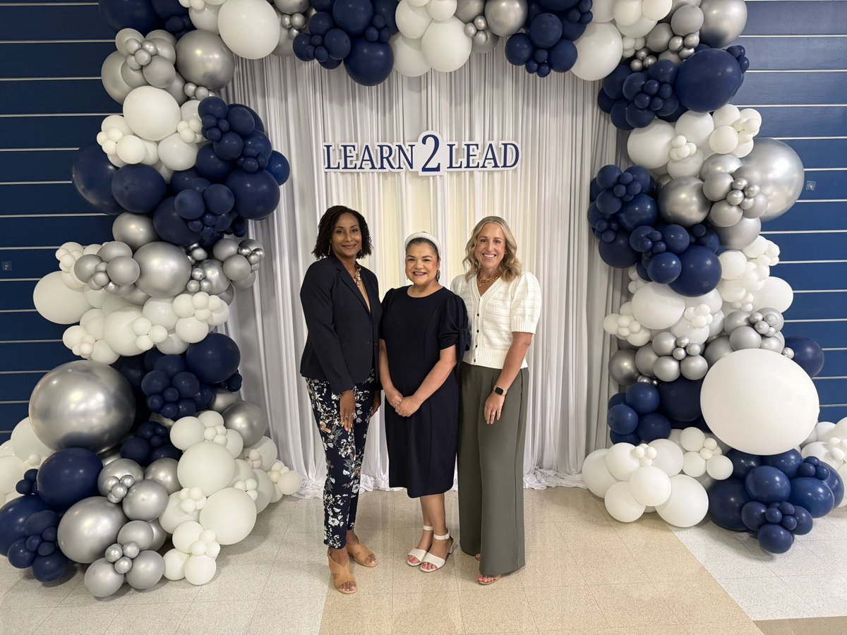 MGomez2k2's tweet photo. Excited for the new school year to be able to lead with my wonderful team! #gritgrowthgoals #nolimit https://t.co/2VoTQkIFIt