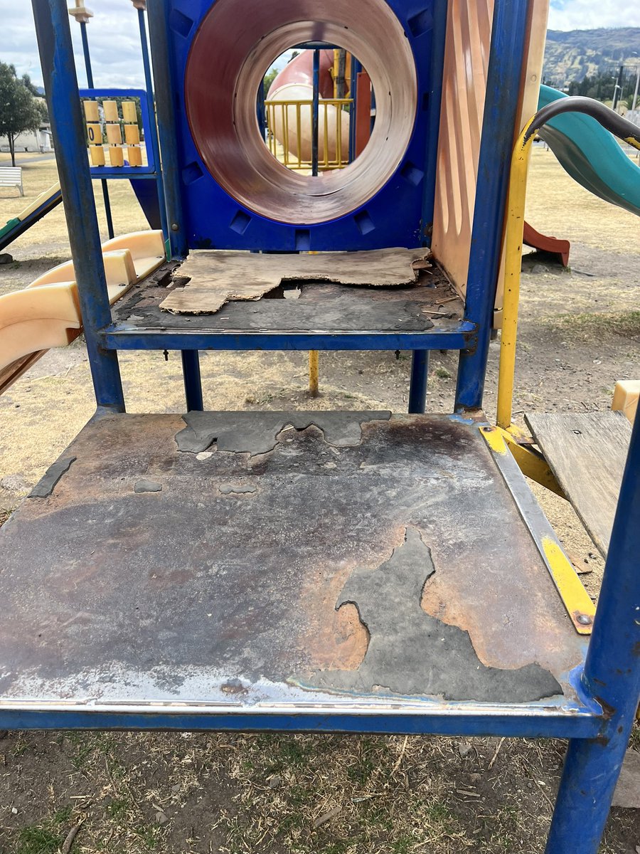 Henry_DL's tweet photo. 🚨 ¡PELIGRO EN EL CANTÓN RUMIÑAHUI! Los juegos infantiles del parque Bulevar Santa Clara están en pésimo estado y completamente destruídos. Ya se han caído y lastimado varios niños. ¿Qué esperan para actuar? @mruminahui Exigimos reparación urgente. cc: @ecuavisa @teleamazonasec https://t.co/YoYvVC2EpH