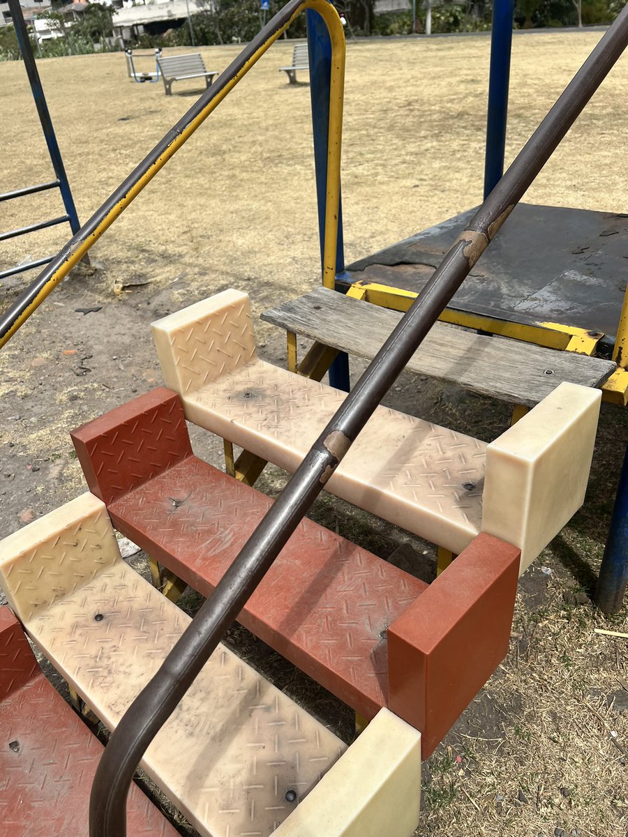 Henry_DL's tweet photo. 🚨 ¡PELIGRO EN EL CANTÓN RUMIÑAHUI! Los juegos infantiles del parque Bulevar Santa Clara están en pésimo estado y completamente destruídos. Ya se han caído y lastimado varios niños. ¿Qué esperan para actuar? @mruminahui Exigimos reparación urgente. cc: @ecuavisa @teleamazonasec https://t.co/YoYvVC2EpH