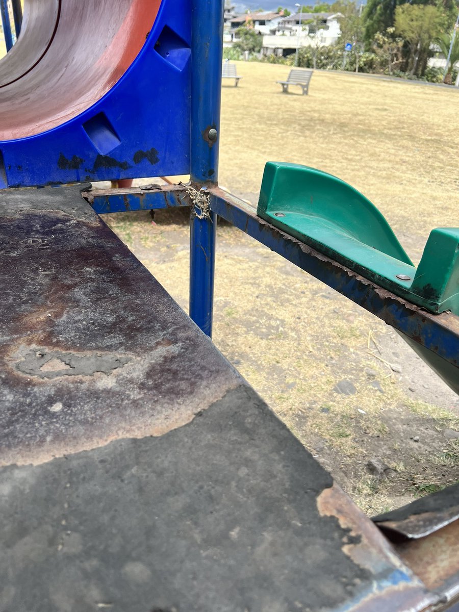 Henry_DL's tweet photo. 🚨 ¡PELIGRO EN EL CANTÓN RUMIÑAHUI! Los juegos infantiles del parque Bulevar Santa Clara están en pésimo estado y completamente destruídos. Ya se han caído y lastimado varios niños. ¿Qué esperan para actuar? @mruminahui Exigimos reparación urgente. cc: @ecuavisa @teleamazonasec https://t.co/YoYvVC2EpH