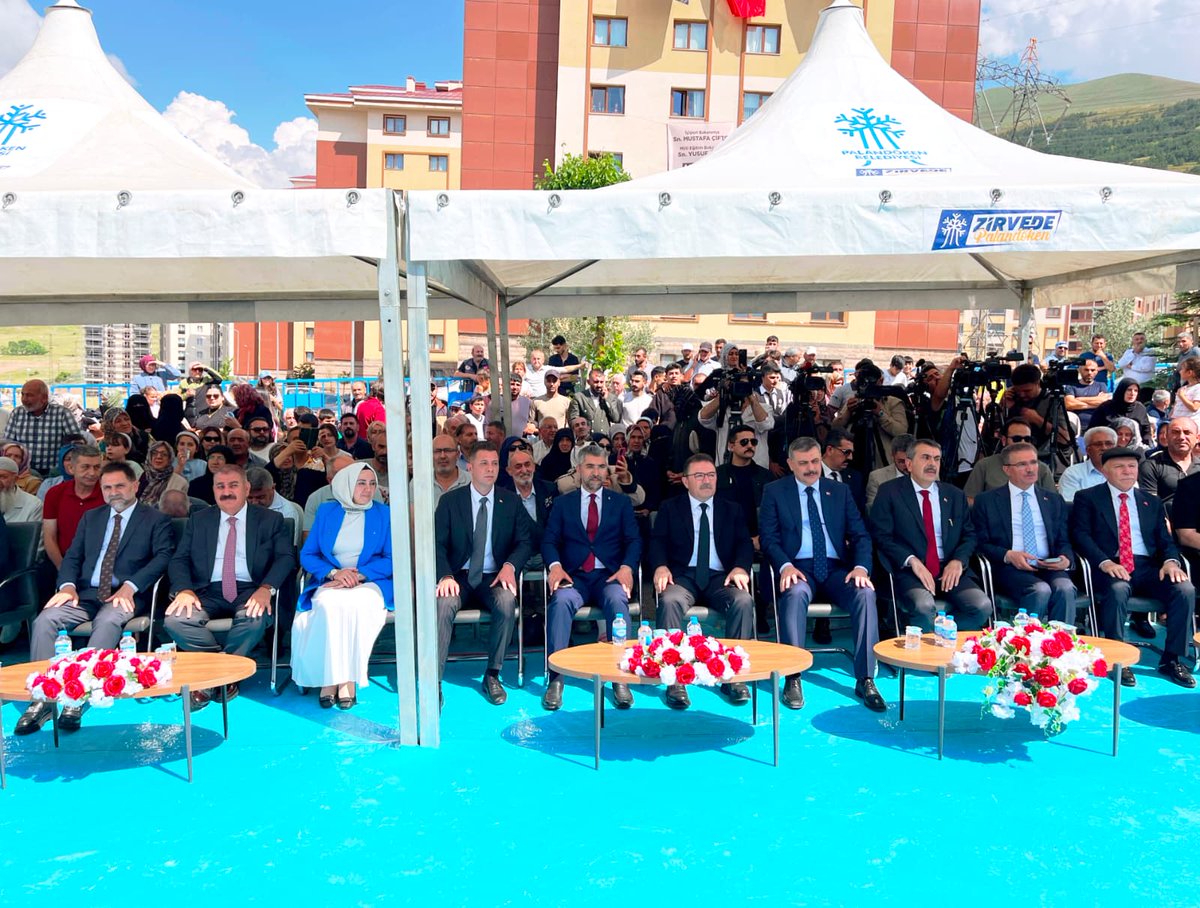 drmahmutucar's tweet photo. İçişleri Bakanımız Sayın @mustafaciftcitr, Millî Eğitim Bakanımız Sayın Prof. Dr. @Yusuf__Tekin, Erzurum Valimiz Sayın @aydinbarus22, Önceki Dönem İçişleri Bakanımız, AK Parti Erzurum Milletvekilimiz Sayın @Selami__Altinok, Erzurum Büyükşehir Belediye Başkanımız Sayın @mehmetsekmen, AK Parti Erzurum İl Başkanımız Sayın @avibrahimK, Palandöken Belediye Başkanımız Sayın @AvMuhammetSunar, şehrimiz protokolü ve kıymetli hemşehrilerimizin katılımıyla Palandöken Belediyemiz tarafından yapımı tamamlanan Zirve TOKİ'ler Mahalle Konağı'nın açılış programına katıldık.

Mahalle Konağı'nın hemşehrilerimize hayırlı olmasını diliyor, bu eserin ilçeye kazandırılmasını sağlayan Palandöken Belediye Başkanımız Sayın Muhammet Sunar ve ekibini tebrik ediyoruz.