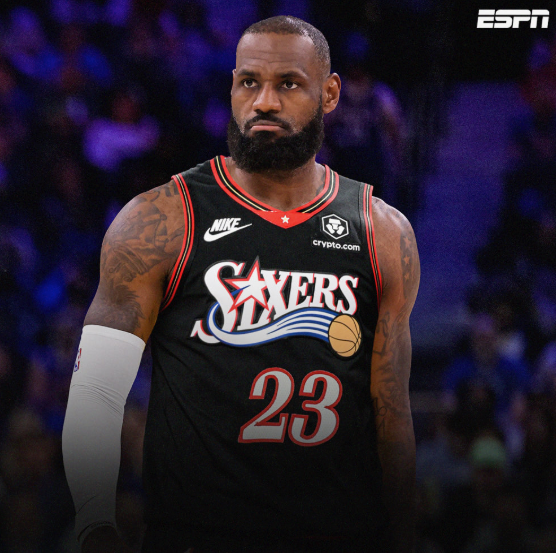 TouchlineX's tweet photo. 🚨 𝗡𝗘𝗪: 41-year old NBA legend LeBron James is signing with the Philadelphia 76ers, one of the CONTENDERS for the NBA title next season.

This is like 39-year old Leo Messi signing for Arsenal for next season. https://t.co/8DFHuO2T8t