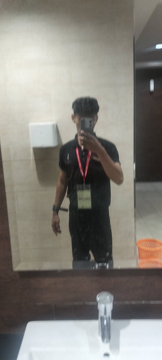 mthwevn's tweet photo. Gannn jangan jahat2 yaahhw Ama sales apapun, experience jadi mass2 sales kedua kali ttp ga enak pengen mo nangis rasanya, apalgi mereka sales benenran yang tiap hari harus achive target dari company nya,. Kalo ga minat cukup senyumin "say sorry or thanyou" udh cukup buat mereka ko, gaush dijudesin,cuekin apalgi ditangkis brosur nya, sumpah ini gua better mijet org sehari 5kali drpd hrs nawari2in traill short treatment gini🫠