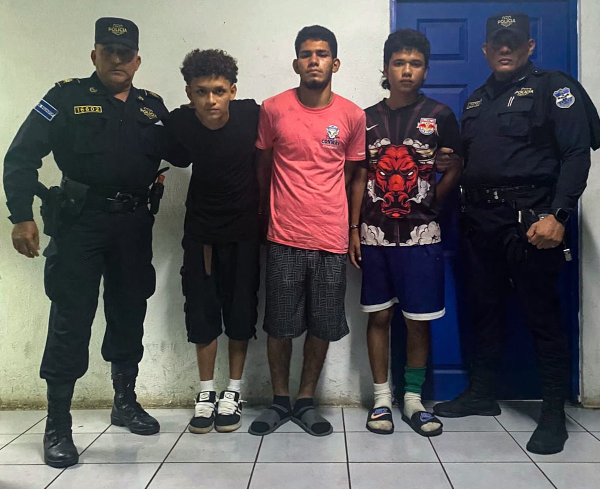 SivarNewsSV's tweet photo. 🔴 CAPTURAN A MENORES DE EDAD POR REALIZAR GRAFITI DE LA MS 

En San Juan Opico, La Libertad Centro, la @PNCSV capturó a tres menores de edad, luego de ser captados en un video de seguridad, mientras realizaban un grafiti alusivo a la MS. 

Se trata de: José Daniel García Aguilar, de 17 años; Luis Gabriel Salguero, de 16 años; y Axel Exequiel Acosta García, de 15 años. 

Tras obtener información sobre lo ocurrido, equipos ubicaron e intervinieron a los involucrados en el cantón Chanmico. Serán remitidos por el delito de pertenencia a organización terrorista conocida como pandilla.