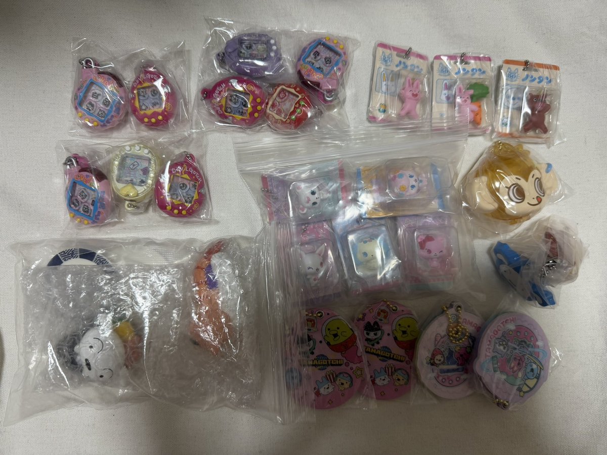 _ishin_01's tweet photo. 【譲渡】ガチャガチャ

【譲】画像のもの

【求】定価＋送料＋梱包費（50円）
　　未所持のめじるしチャーム（ヨッシー・呪術廻戦優先）
1枚目は2枚目抱き合わせ
（🔴抱き合わせ3点以上、その他抱き合わせ1〜）

お気軽にお声掛けください！

郵送 https://t.co/sCnz8Wdvng