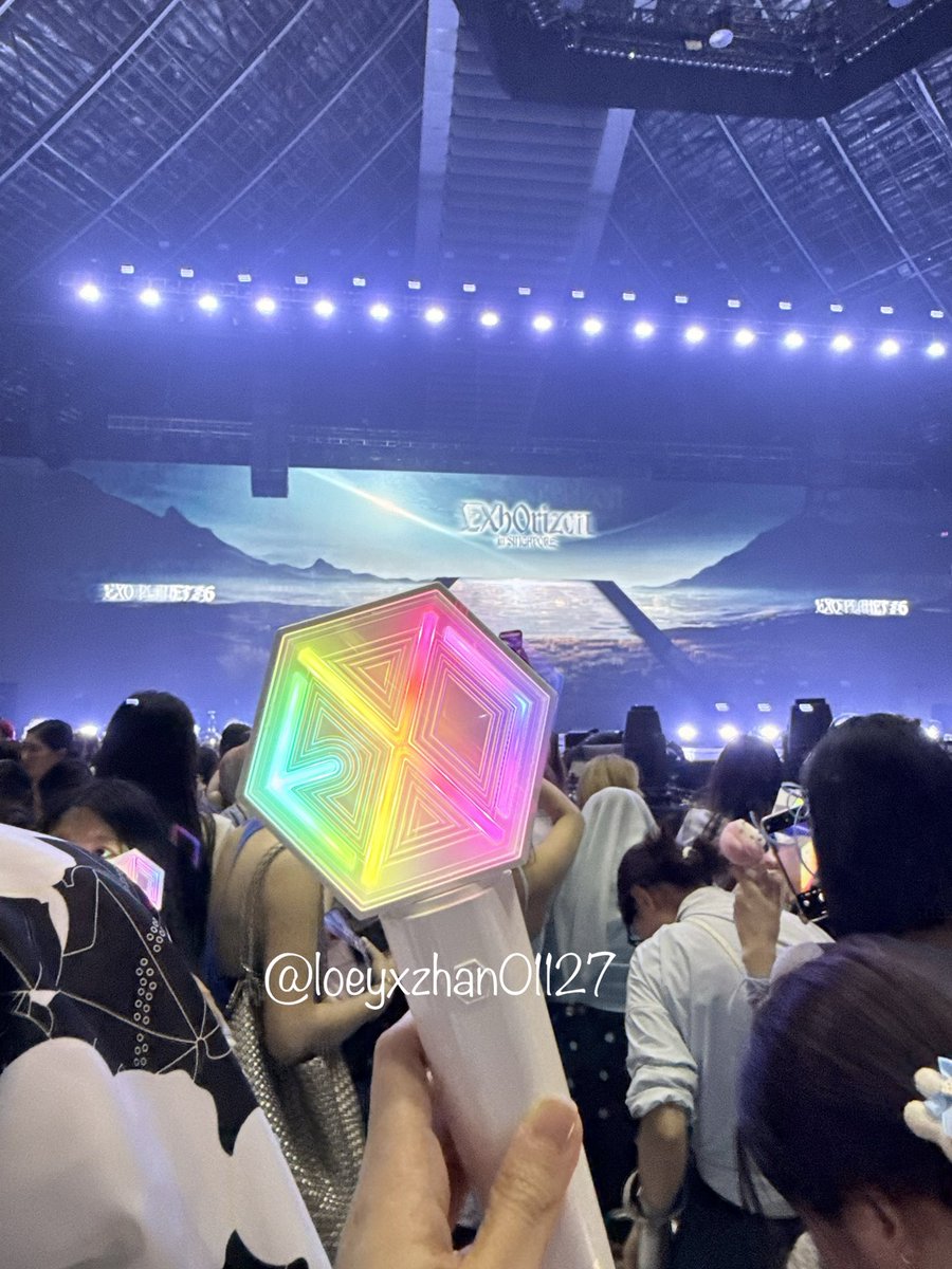 loeyxzhan01127's tweet photo. It’s been 7 years since the last I saw them! 

#EXO #EXhOrizoninSG #EXOinSingapore #EXOinSG #EXhOrizon_in_SG #EXOPLANET6 https://t.co/7G90XxG5hQ