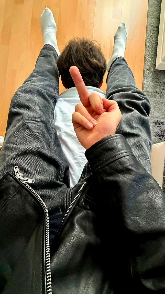 germanteenmastr's tweet photo. Der Boss trohnt über seinen Untergebenen hahah 😈👑🏦
Na wer traut sich? Ab in die DMs 💰

The boss is always on top haha 🔝
Dont be scared, dm to serve 🤑🤑 https://t.co/pEsdtqWedI
