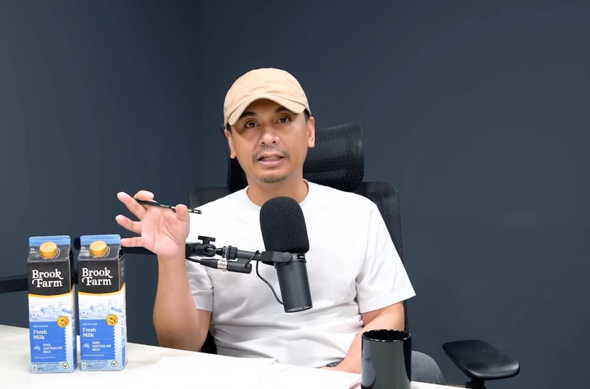 insidefolkative's tweet photo. dr Ikhsan: Tolong ingetin kakeknya neneknya, yang merusak ginjal bukanlah obat tensi tapi tensi nya itu sendiri, paham. 

Sekali lagi nih, yang merusak ginjal bukanlah obat tensi tapi tensi nya itu sendiri, kenapa gitu. Coba sekarang analoginya gini..

Radit: Waduh marah beneran dia
dr Ikhsan: Eh karena banyak..
Radit: Video ini nanti dikomen juga kakek saya nggak gitu, pasti ada gitu

dr Ikhsan: Jadi contohnya gini tau steam jet yang buat nyuci mobil
Radit: Tau, taulah orang tiap minggu gua bawa tuh jet steam😅

dr Ikhsan: Jet steam, atau selang deh gampangnya… selang air itu ketika kita pengen mancurin lebih jauh harus kita tutup dong kita kecilin volume nya, kita kecilin diameternya. Nah itu juga yang terjadi pada darah kita pada pembuluh dara kita, ketika dia mengalami hipertensi sebenarnya dia mengalami penyempitan pada pembuluh darah, nah ketika menyempit gitu tekanan darahnya kan jadinya kenceng “teng” gitu kan, ibarat kata aja si ginjal itu kena tekanan darah yang kecil lama lama dia rusak ujung-ujung nya, jadi membuat si ginjal itu rusak adalah tekanan darah nya, bukan si obat anti tekanan darah tinggi.

Radit: Iya iya paham paham
dr Ikhsan: Kayak gitu..
Radit: Tidak berkorelasi kan
dr Ikhsan: Tidak ada hubungannya sama sekali
Radit: Hanya karena dia minum obat ya bukan berarti itunya yang rusak, justru penyakit lu yang rusak.. obat ini buat ngebenerin