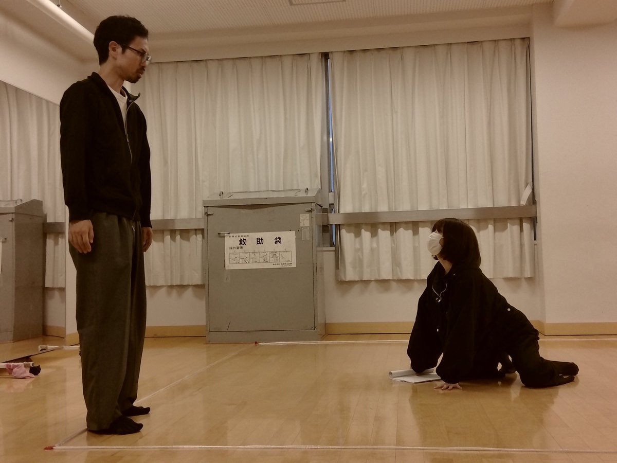 roman_gurasu's tweet photo. #泥棒とキツネとある夜と
　 📣予約受付中❗️
┈┈┈┈┈┈┈┈┈┈┈
上演時間は【約90分】を予定。
初日・最終日のご予約が多いですので、ご検討中の方はお早めに！
┈┈┈┈┈┈┈┈┈┈┈
🗓️2026.8.6(木)~8.9(日)
📍水性(中野)

［予約］https://t.co/lcY3pGpe5B
［詳細］https://t.co/whlQCctbPX https://t.co/MdxzdMn5O5